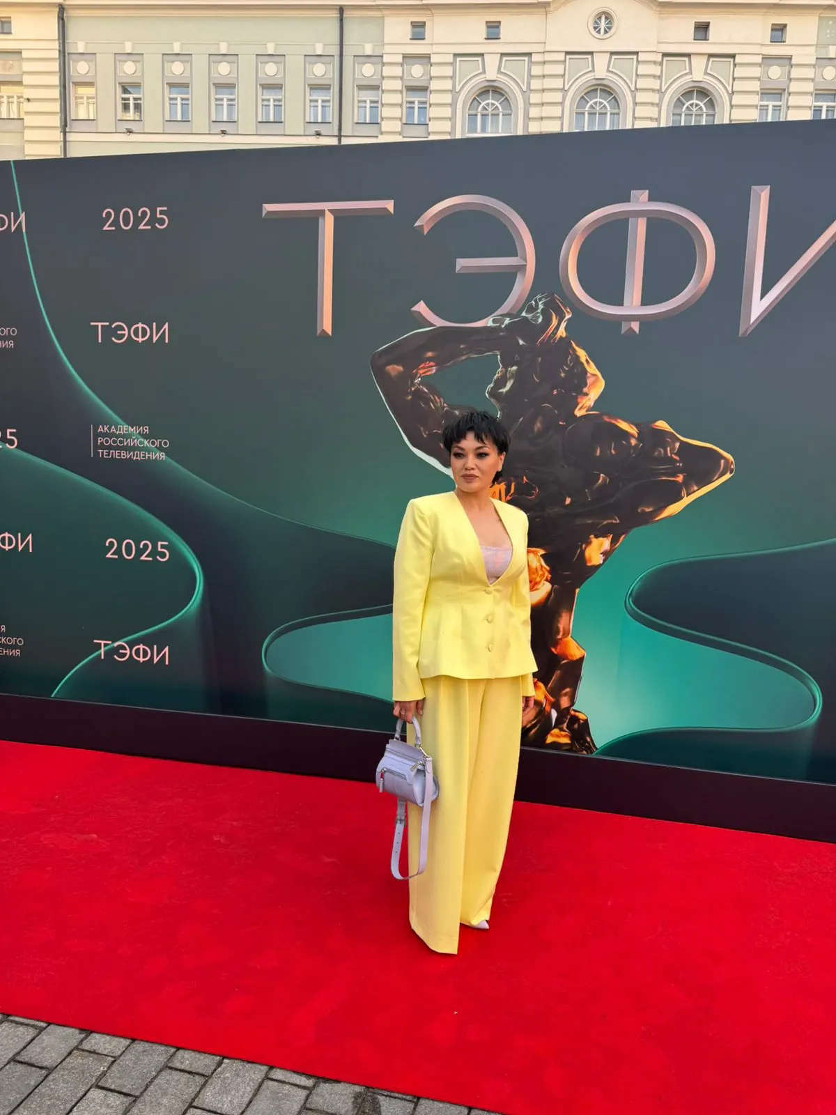 Анастасия Пак в жёлтом костюме на красной дорожке премии «ТЭФИ»